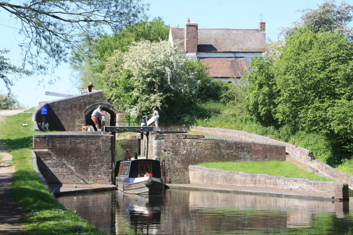 Botterham Lock Cruise guide to the Staffs & Worcs Canal - Canal Boat