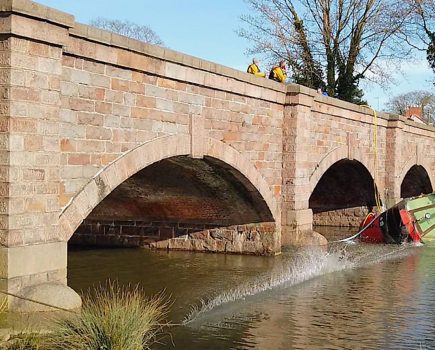 Rescuing a canal boat from the River Soar (with pictures)