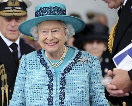 The Queen is advertising for a new helicopter pilot