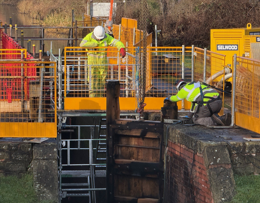 FINISHING TOUCHES TO VITAL ANNUAL MAINTAINANCE PROGRAMME - Canal Boat