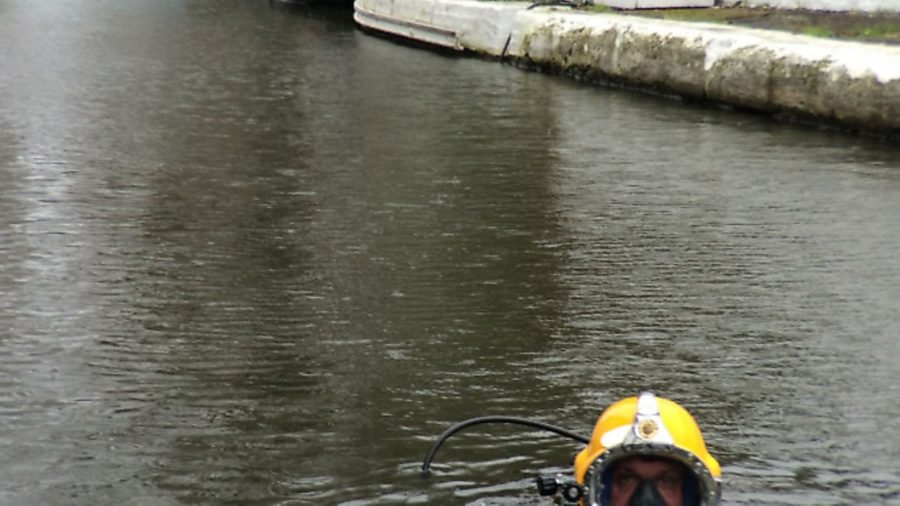 Divers inspect WW2 London canal bomb gates
