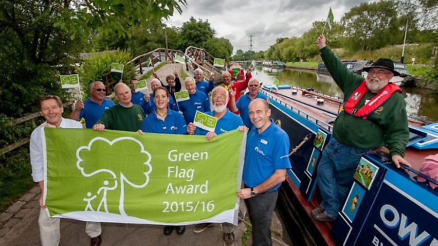 Green flag for Macclesfield Canal
